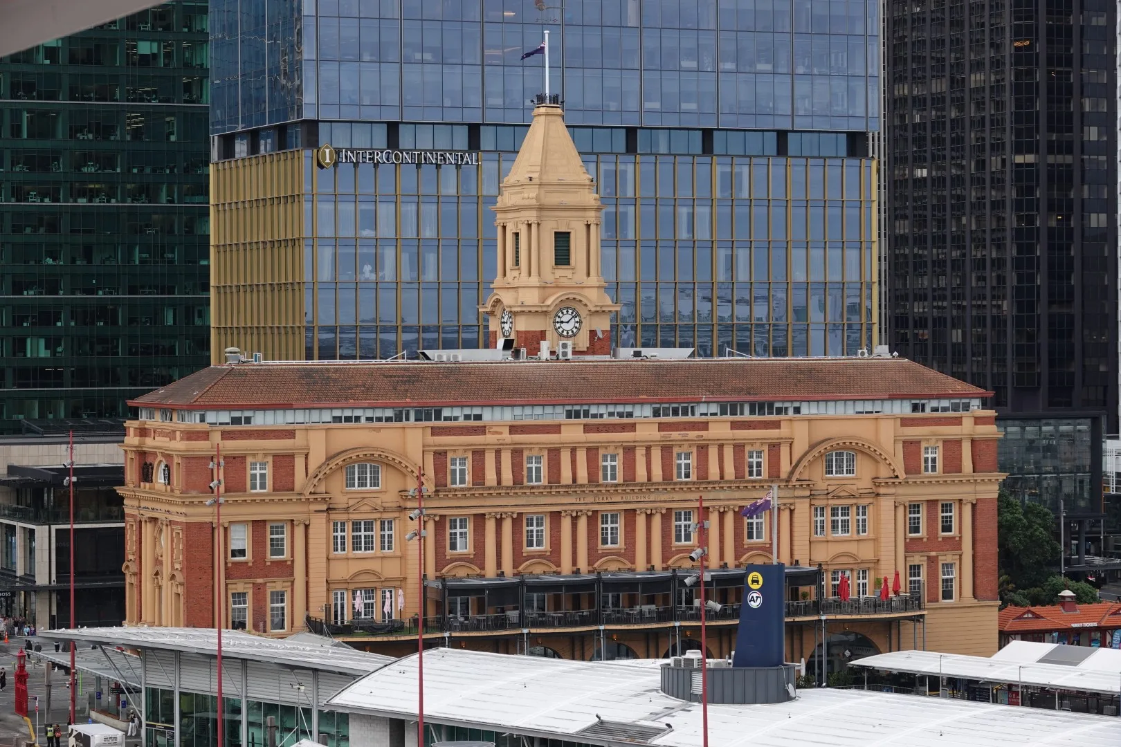 Ein markanter Kontrast zwischen historischer Bausubstanz und moderner Glasarchitektur prägt viele Bereiche der Aucklander Innenstadt.
