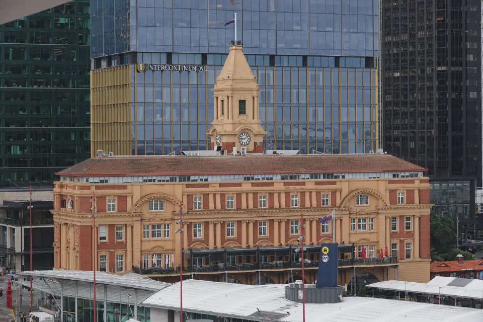 Ein markanter Kontrast zwischen historischer Bausubstanz und moderner Glasarchitektur prägt viele Bereiche der Aucklander Innenstadt.