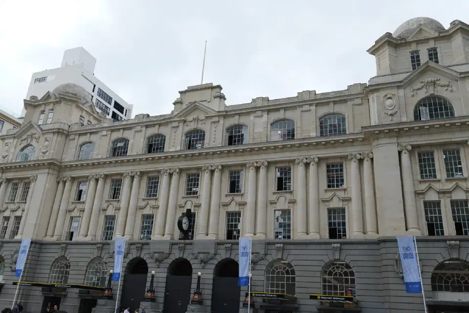 Das historische Bahnhofsgebäude Britomart verbindet neoklassizistische Architektur mit dem modernen Stadtbild im Herzen Aucklands.