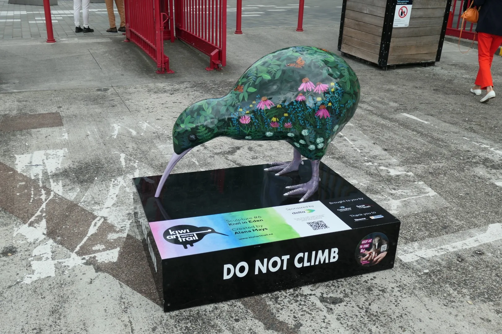 Künstlerisch gestaltete Kiwi-Skulptur im Stadtzentrum von Auckland, Teil eines öffentlichen Kunstprojekts und eine moderne Interpretation des Nationalsymbols Neuseelands.