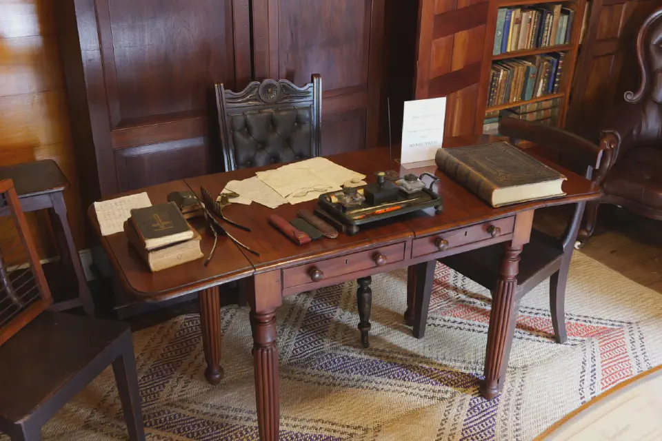 Ein Blick in das Arbeitszimmer der frühen Missionare, der den Alltag und die Geschichte der ersten europäischen Siedler lebendig werden lässt.