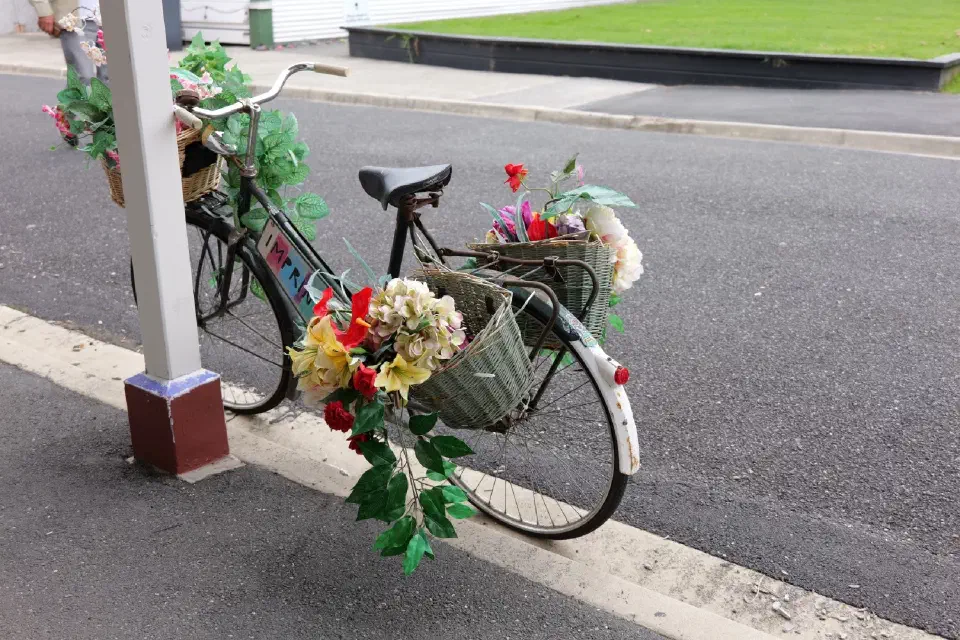 Ein liebevoll dekoriertes Fahrrad im Tauranga Historic Village, das den Charme vergangener Zeiten widerspiegelt.