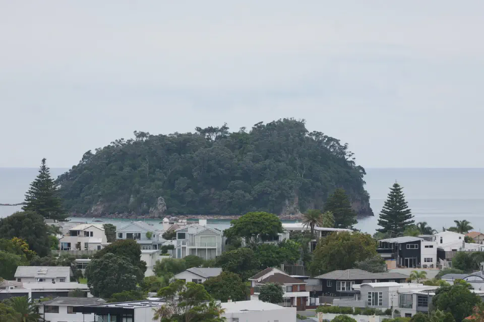 Blick auf den markanten Mauao, besser bekannt als Mount Maunganui, der über der Küstenstadt thront und das Landschaftsbild von Tauranga prägt.