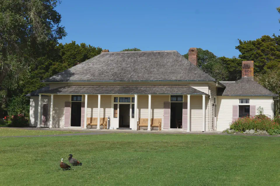 Das historische Treaty House in Waitangi, eines der ältesten erhaltenen Gebäude Neuseelands und zentraler Ort der Vertragsunterzeichnung von 1840.