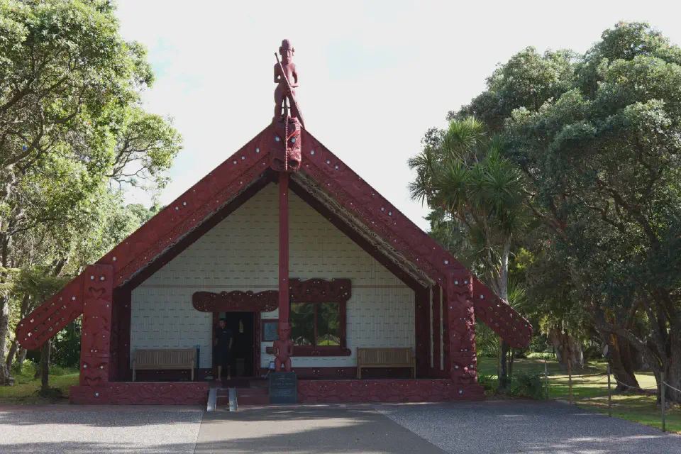 Das kunstvoll geschnitzte Māori-Versammlungshaus auf den Waitangi Treaty Grounds, ein eindrucksvolles Symbol für Tradition, Geschichte und kulturelle Identität.