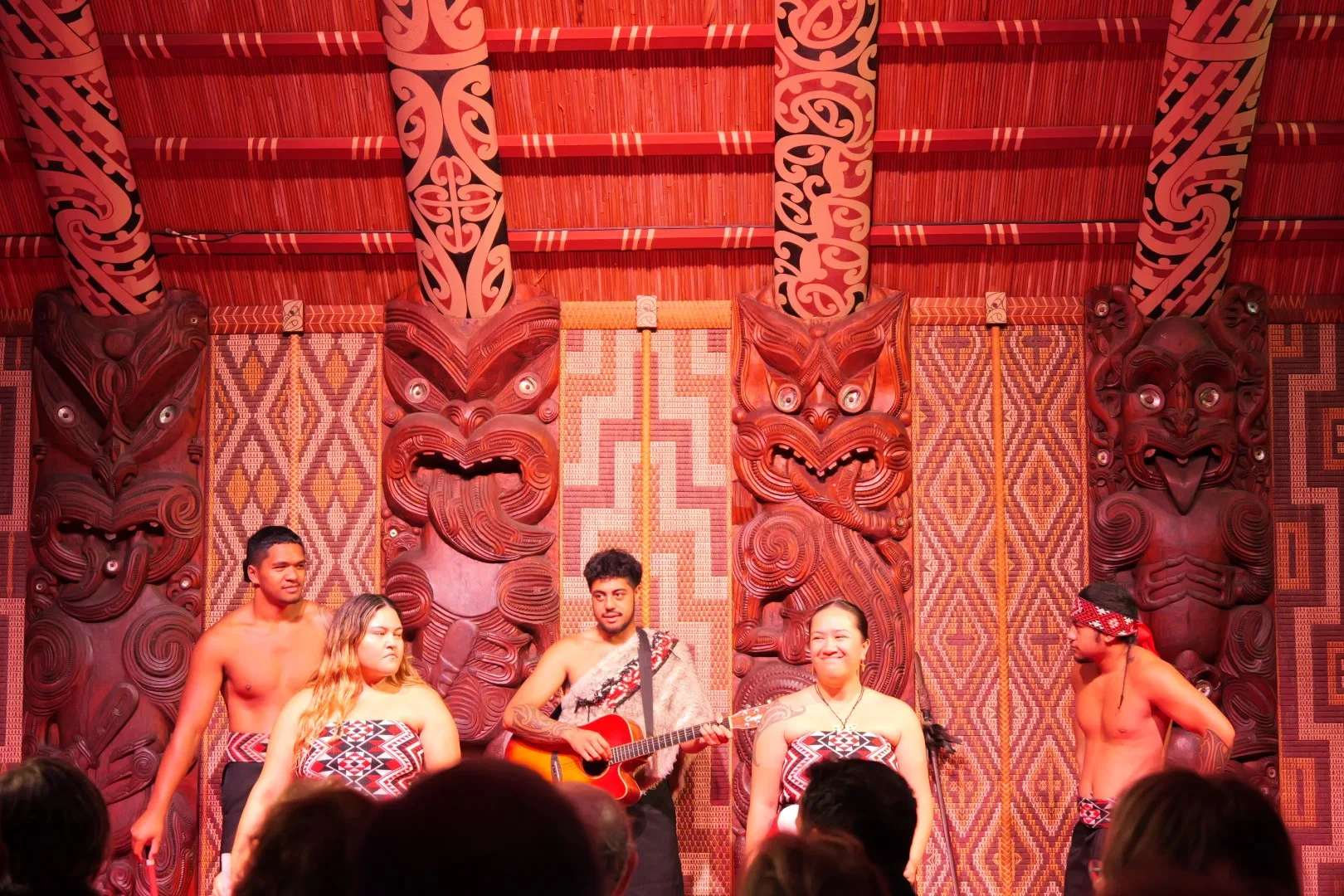 Eine traditionelle Māori-Kulturvorführung vermittelt mit Gesang, Tanz und Ausdruck die lebendige Geschichte und Spiritualität des Landes.