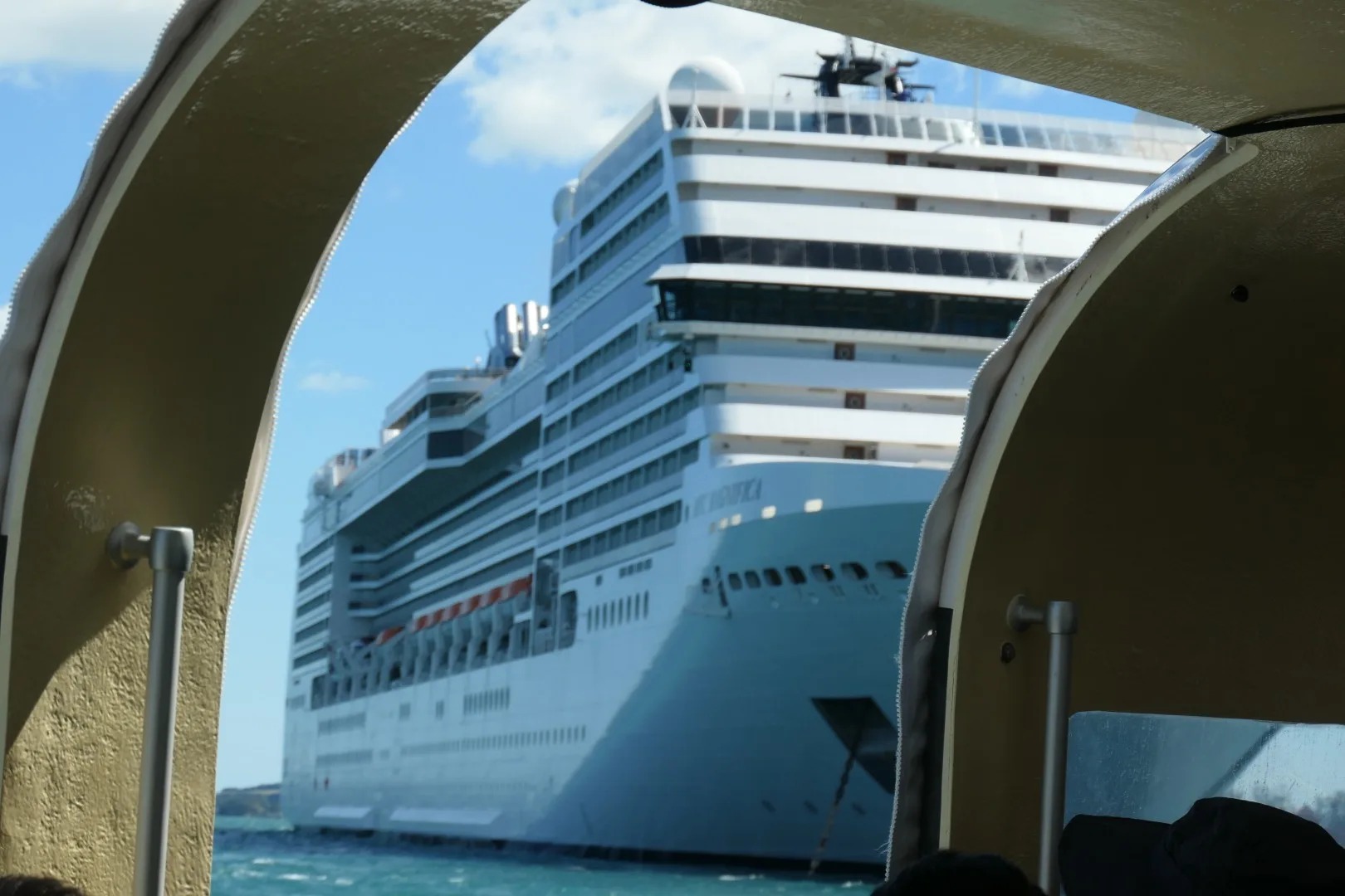 Rückfahrt mit dem Tenderboot zur MSC Magnifica, ein Blick auf unser Zuhause auf See nach einem eindrucksvollen Besuch der Bay of Islands.
