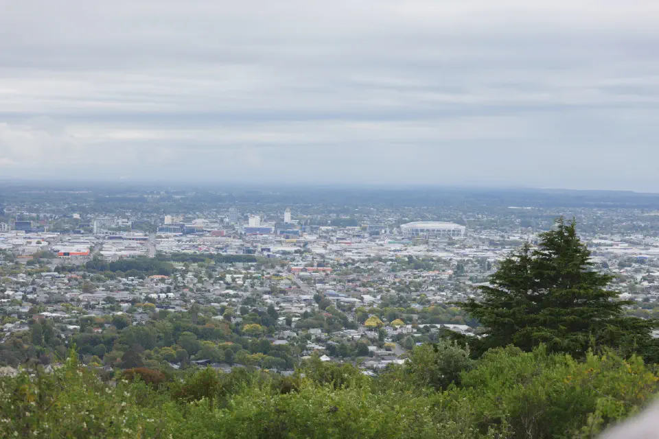 Panoramablick über Christchurch vom Sign of the Takahe aus, mit weiter Sicht über die Stadt bis in die Ebene von Canterbury.