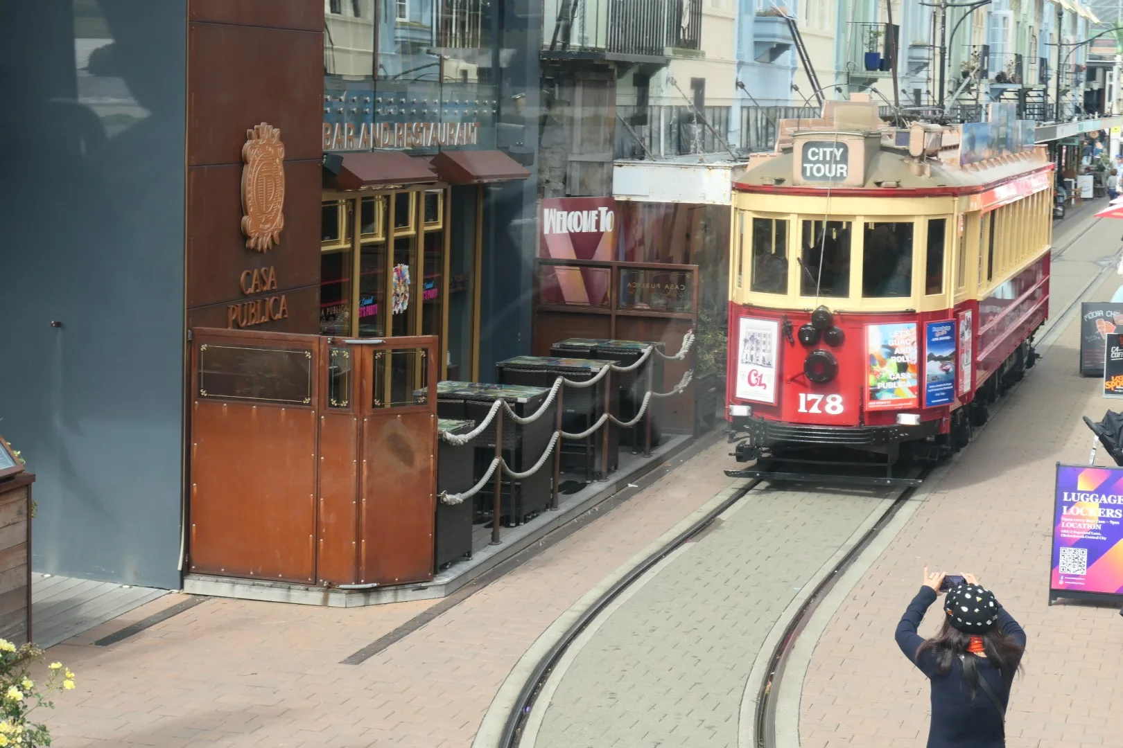 Eine der historischen Straßenbahnen von Christchurch, die heute als charmantes Wahrzeichen durch die Innenstadt fährt."