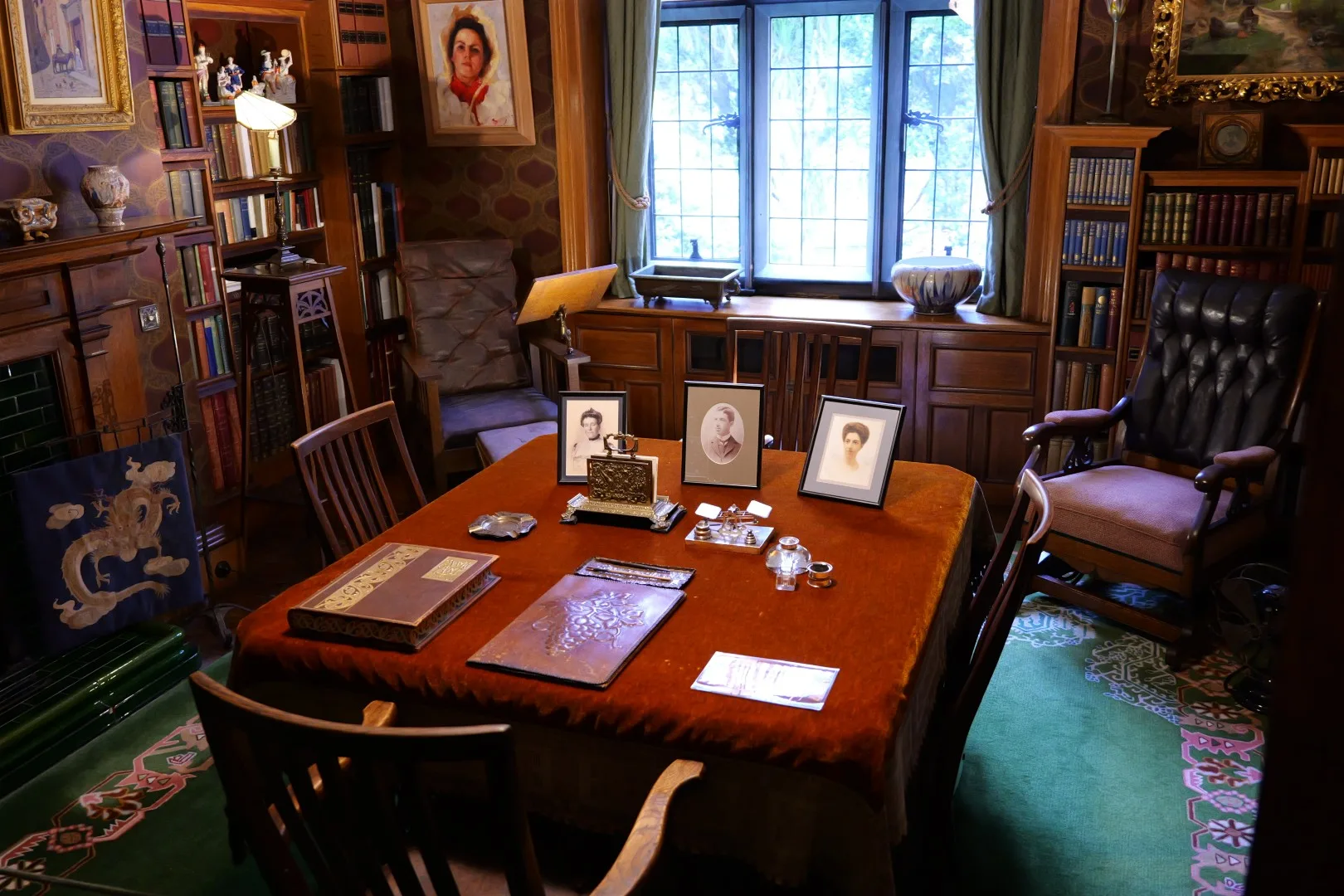 Das stilvolle Arbeitszimmer in Olveston House, eingerichtet mit originalen Möbeln, Büchern und persönlichen Erinnerungsstücken.