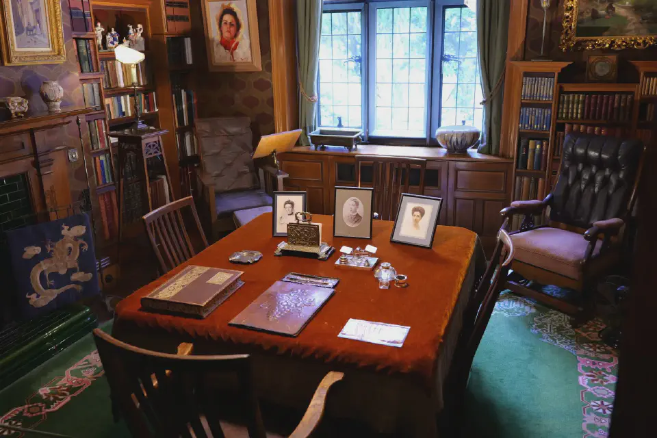 Das stilvolle Arbeitszimmer in Olveston House, eingerichtet mit originalen Möbeln, Büchern und persönlichen Erinnerungsstücken.