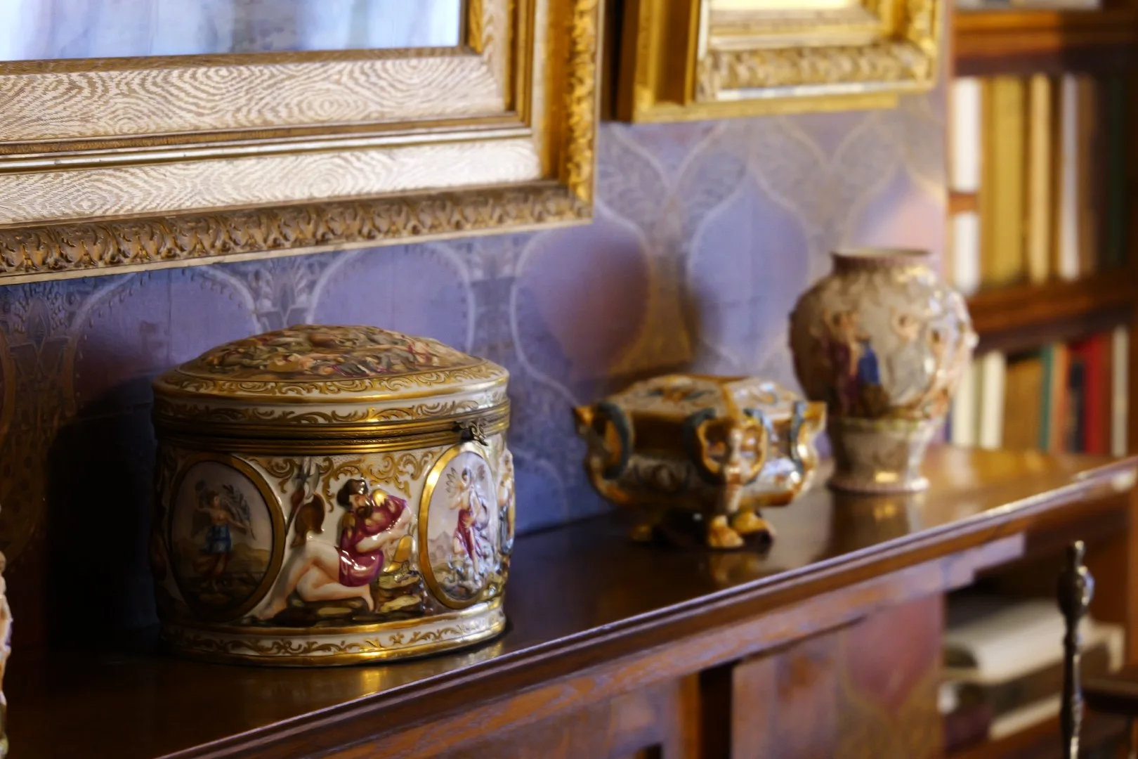 Detailaufnahme kunstvoller Porzellanstücke und Dekorationen in Olveston House.