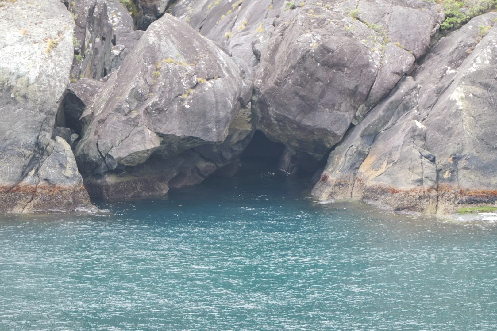 Felsige Uferpartien mit kleinen Höhlen und Auswaschungen zeugen von der gewaltigen Kraft von Wasser und Eis.