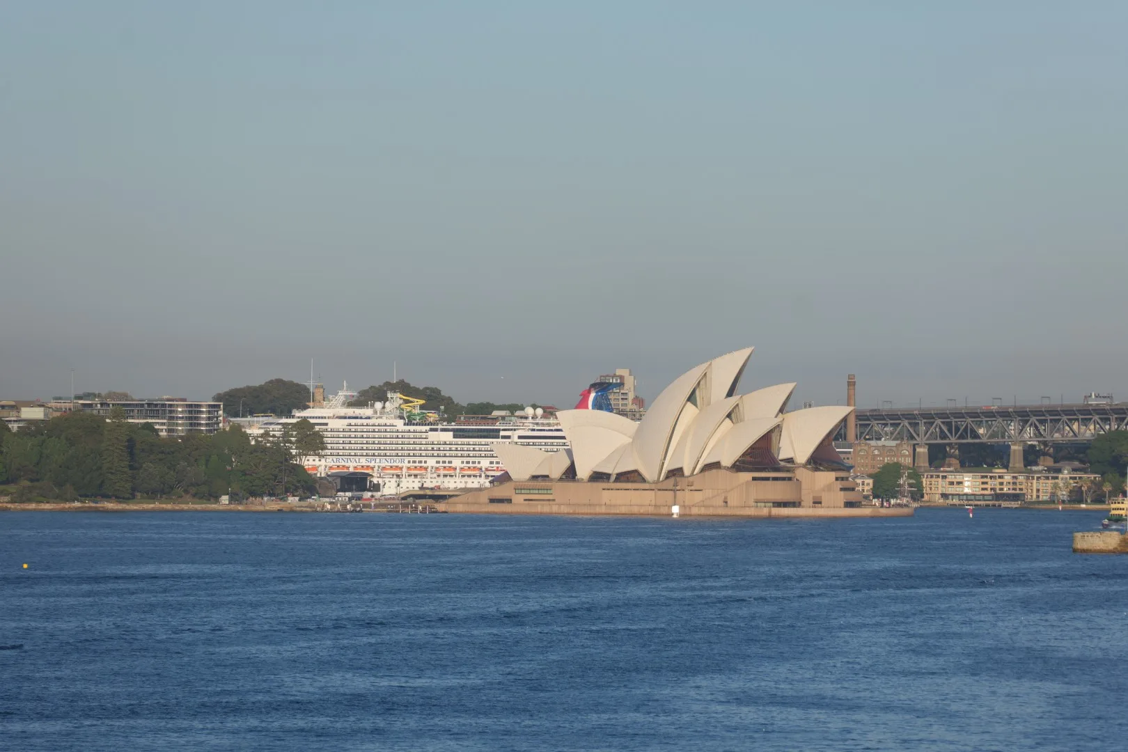 Das Sydney Opera House erhebt sich markant aus dem Hafen und zählt zu den bekanntesten Wahrzeichen Australiens.