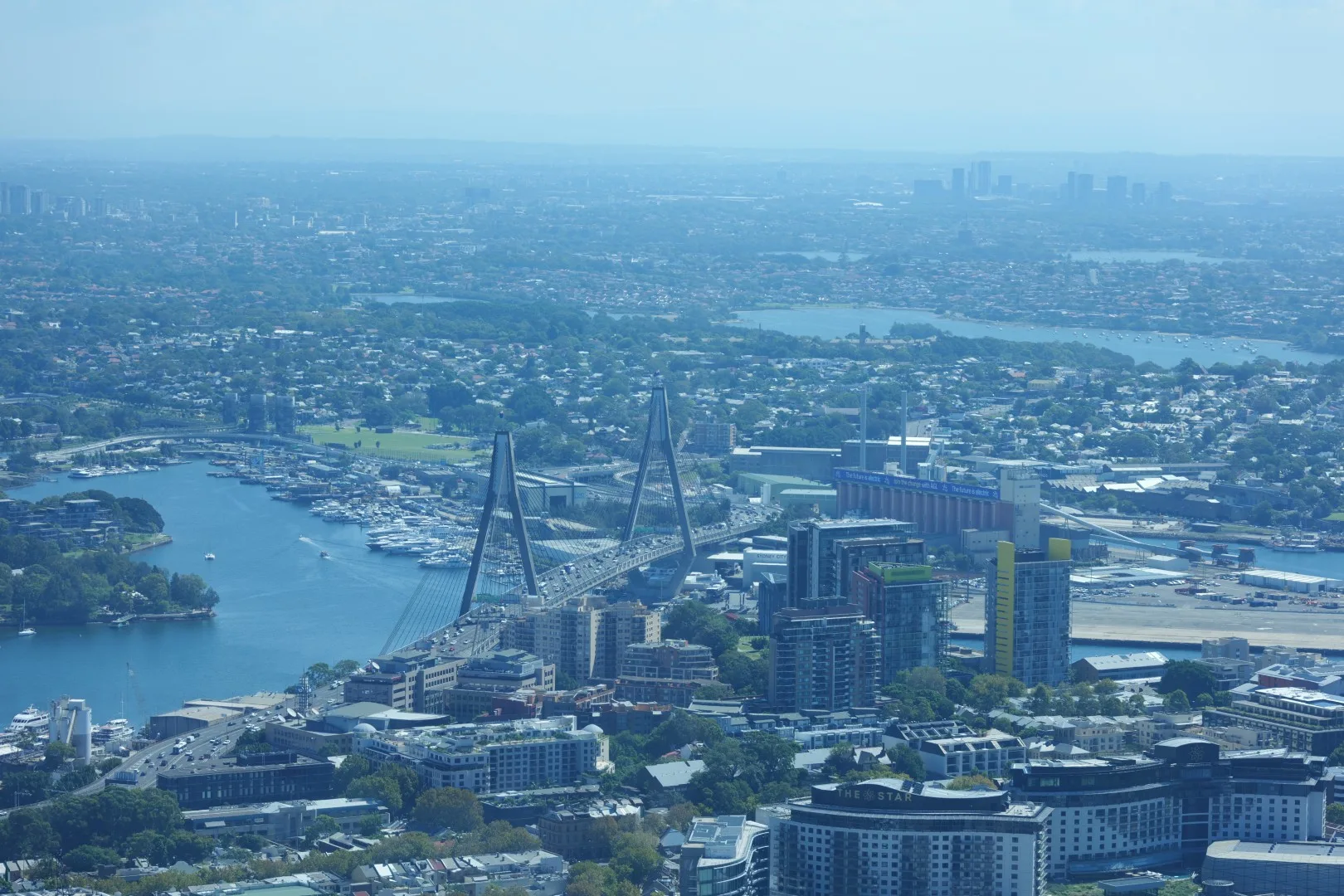 Der Blick vom Sydney Tower Eye eröffnet eine beeindruckende Panoramaansicht über Hafen, Brücken und die weitläufige Stadtlandschaft.