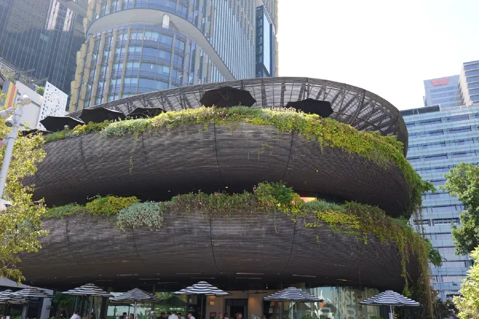 Moderne Architektur mit üppigem Grün prägt das Stadtbild rund um den Darling Harbour und lädt zum Verweilen ein.