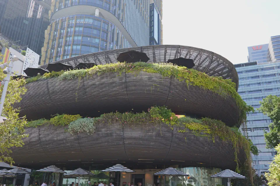 Moderne Architektur mit üppigem Grün prägt das Stadtbild rund um den Darling Harbour und lädt zum Verweilen ein.