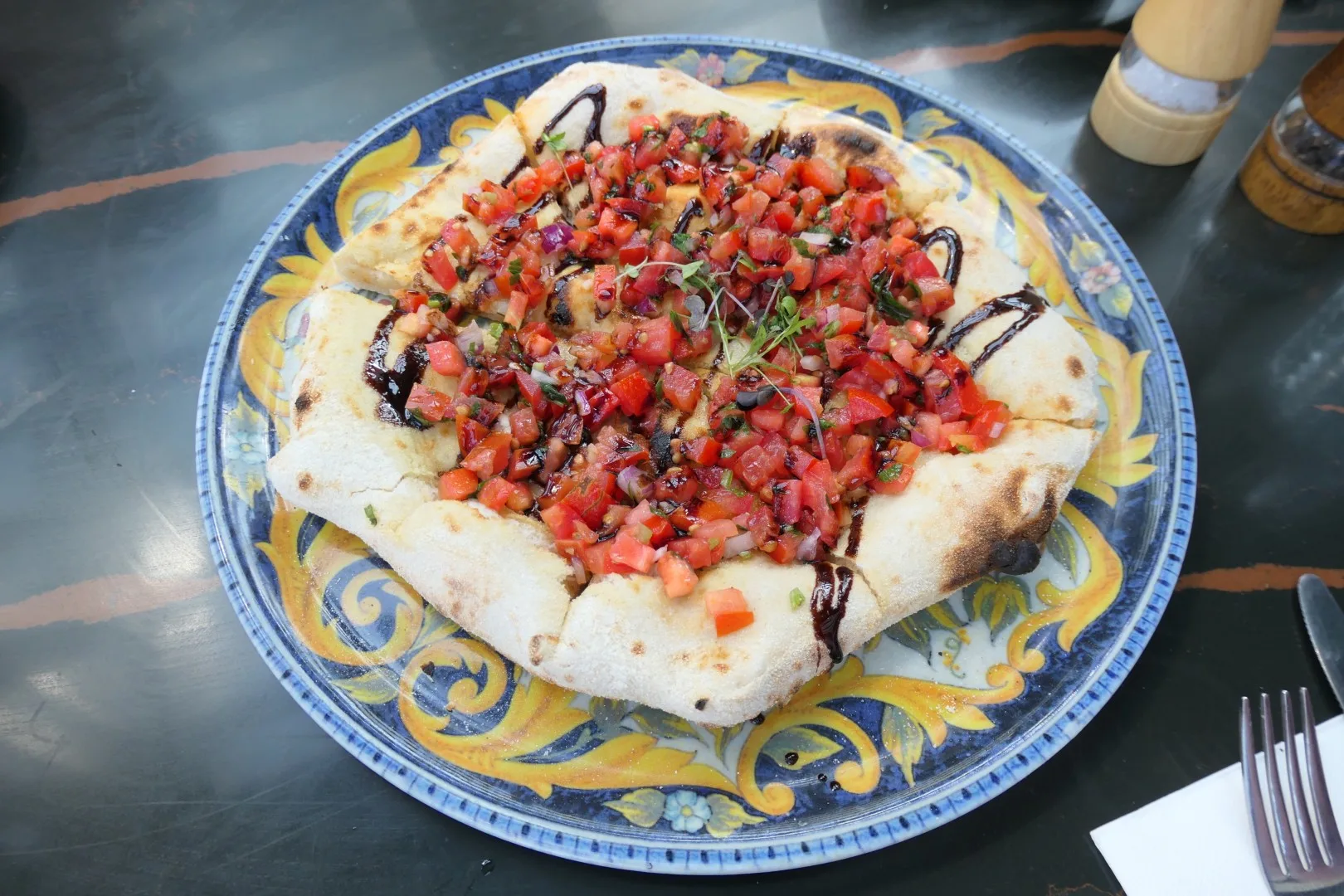 Die australische Interpretation einer italienischen Bruschetta bietet uns eine genussvolle Pause während unserer Erkundungen in Sydney.