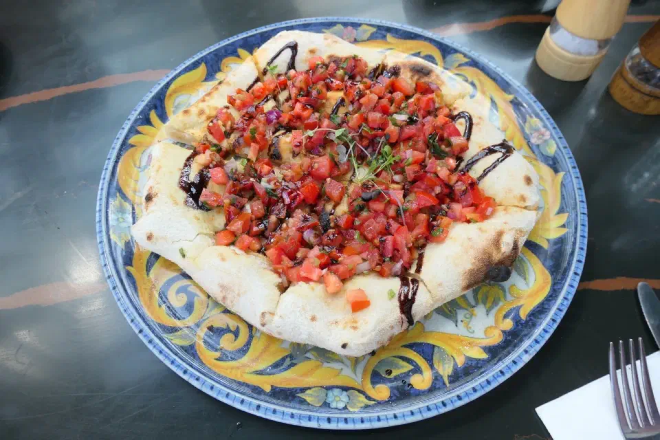Die australische Interpretation einer italienischen Bruschetta bietet uns eine genussvolle Pause während unserer Erkundungen in Sydney.
