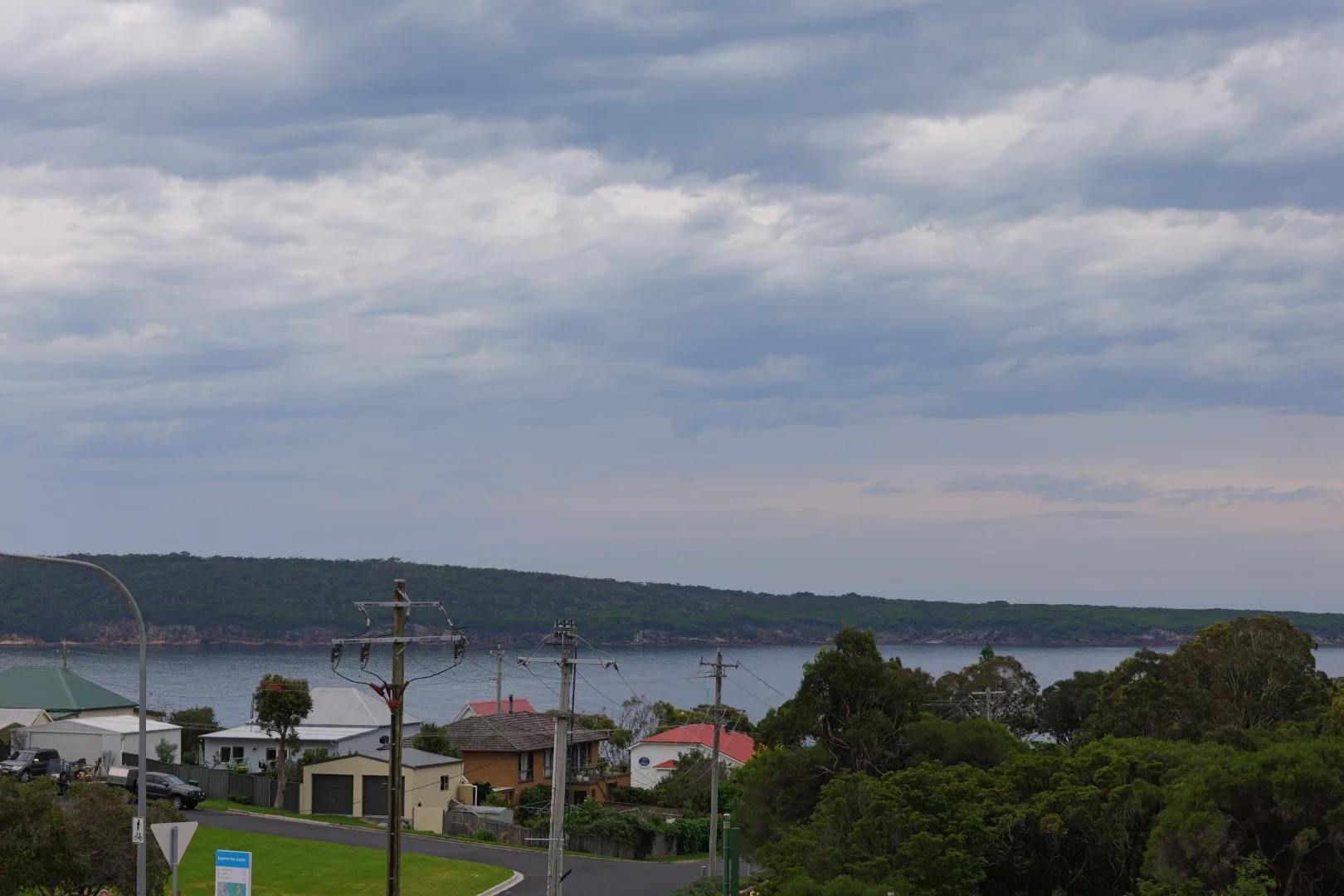 Ein Blick über die Dächer von Eden hinweg zeigt die ruhige Lage des Ortes direkt an der geschützten Twofold Bay.