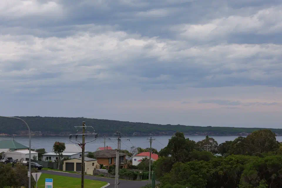 Ein Blick über die Dächer von Eden hinweg zeigt die ruhige Lage des Ortes direkt an der geschützten Twofold Bay.