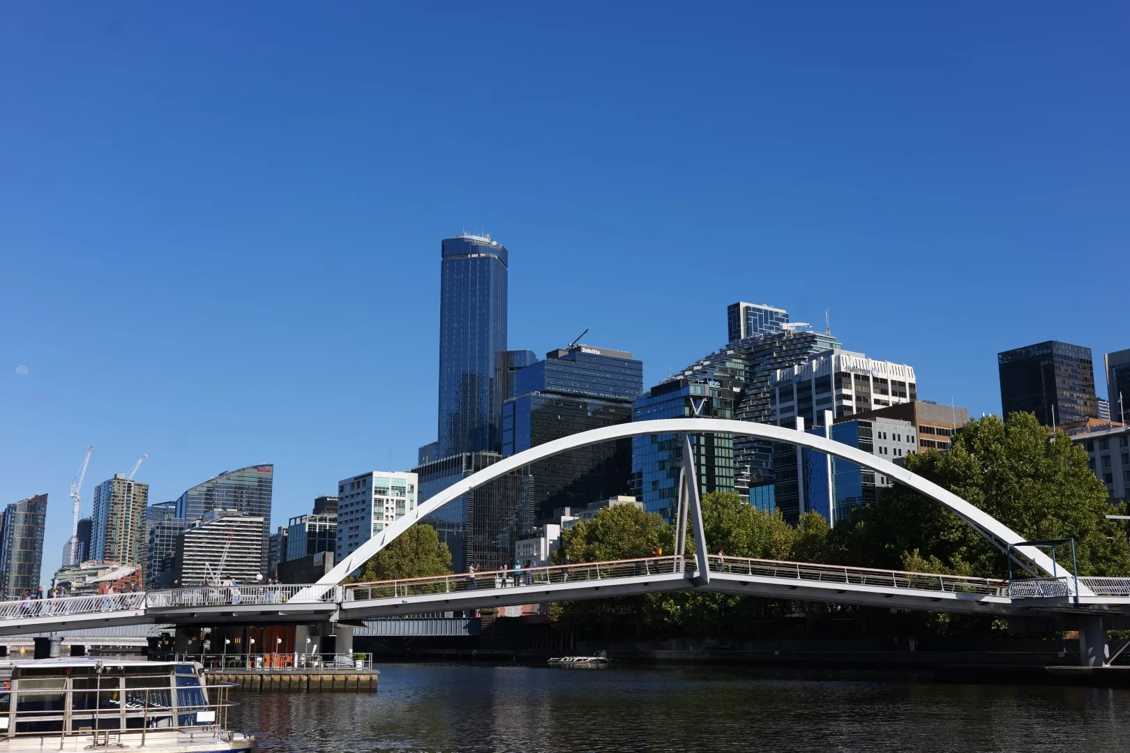 Eine moderne Fußgängerbrücke überspannt den Yarra River und verbindet das lebendige Stadtzentrum mit den Uferpromenaden.
