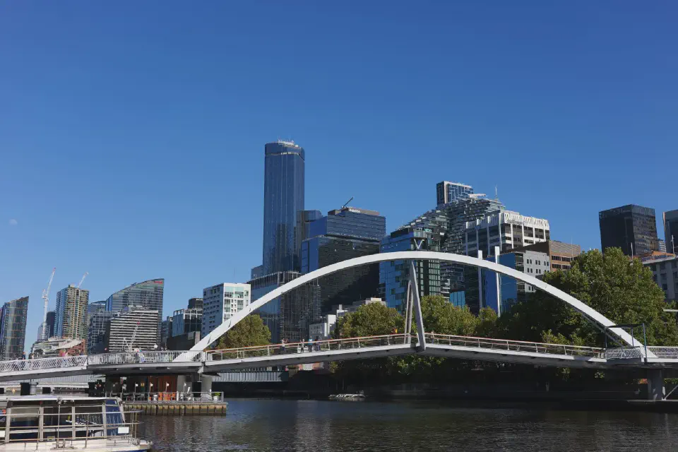 Eine moderne Fußgängerbrücke überspannt den Yarra River und verbindet das lebendige Stadtzentrum mit den Uferpromenaden.