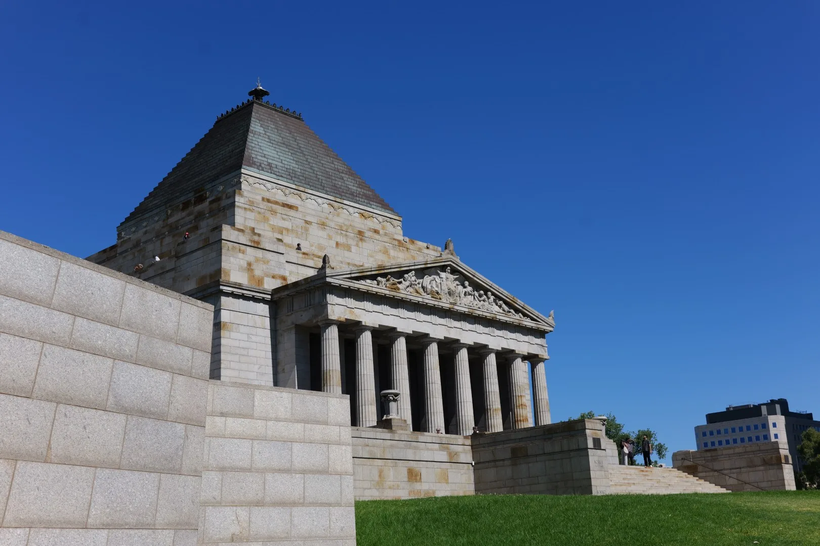 Das Shrine of Remembrance thront monumental auf einer Anhöhe und erinnert würdevoll an die gefallenen Soldaten Australiens.