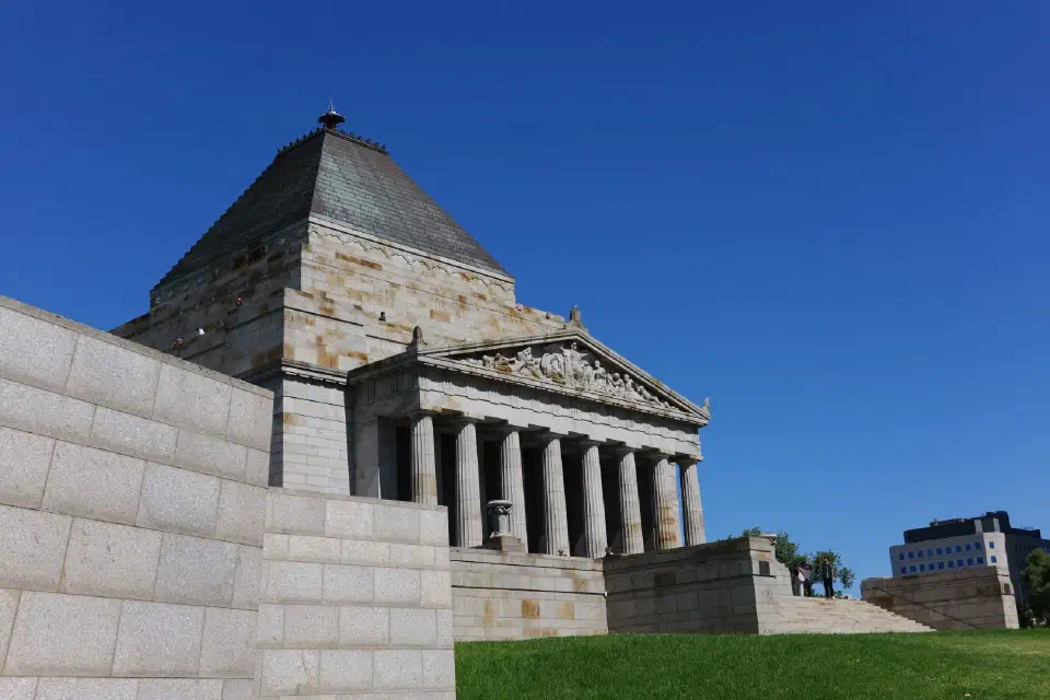Das Shrine of Remembrance thront monumental auf einer Anhöhe und erinnert würdevoll an die gefallenen Soldaten Australiens.