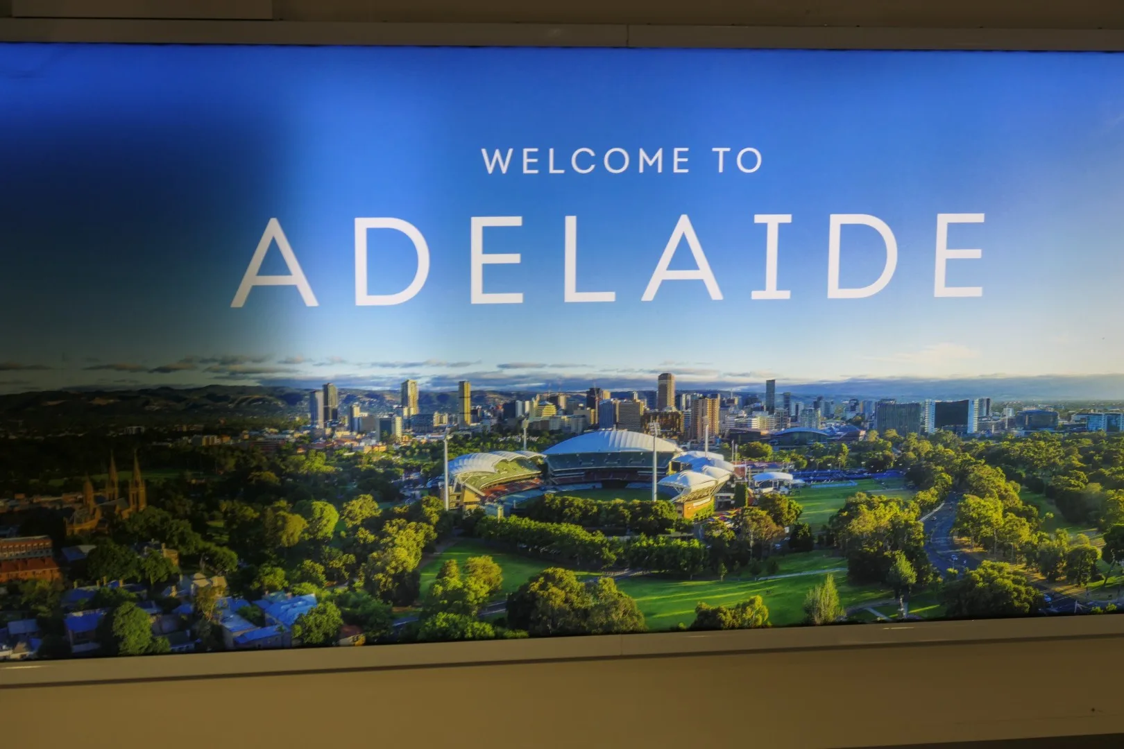 Ein großes Willkommensschild begrüßt Besucher in Adelaide und vermittelt beim ersten Blick die grüne und weitläufige Struktur der Stadt.