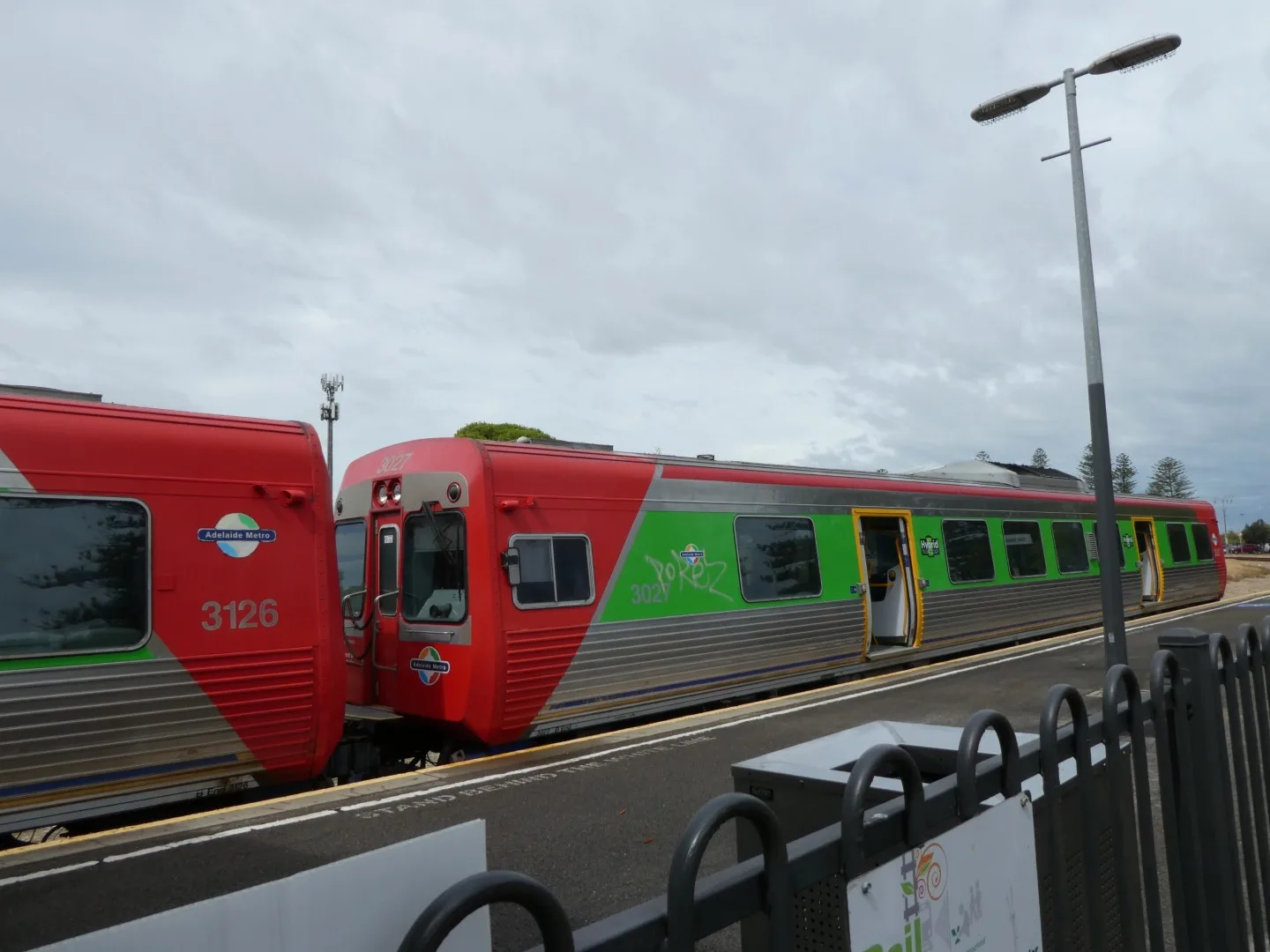 Ein Zug der Adelaide Metro bringt uns entspannt durch verschiedene Stadtteile und zurück in Richtung Hafen zur MSC Magnifica.