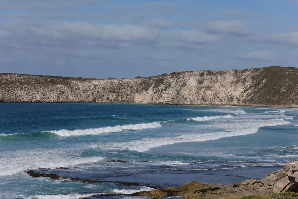 Die wilde Südküste von Kangaroo Island zeigt sich mit kraftvollen Wellen, schroffen Felsen und einer beeindruckenden, nahezu unberührten Landschaft.