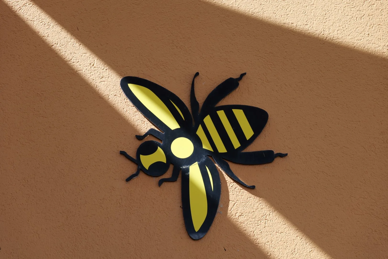 Das Symbol der berühmten Ligurischen Bienen erinnert an die besondere Honigtradition der Insel und ihre streng geschützte Natur.