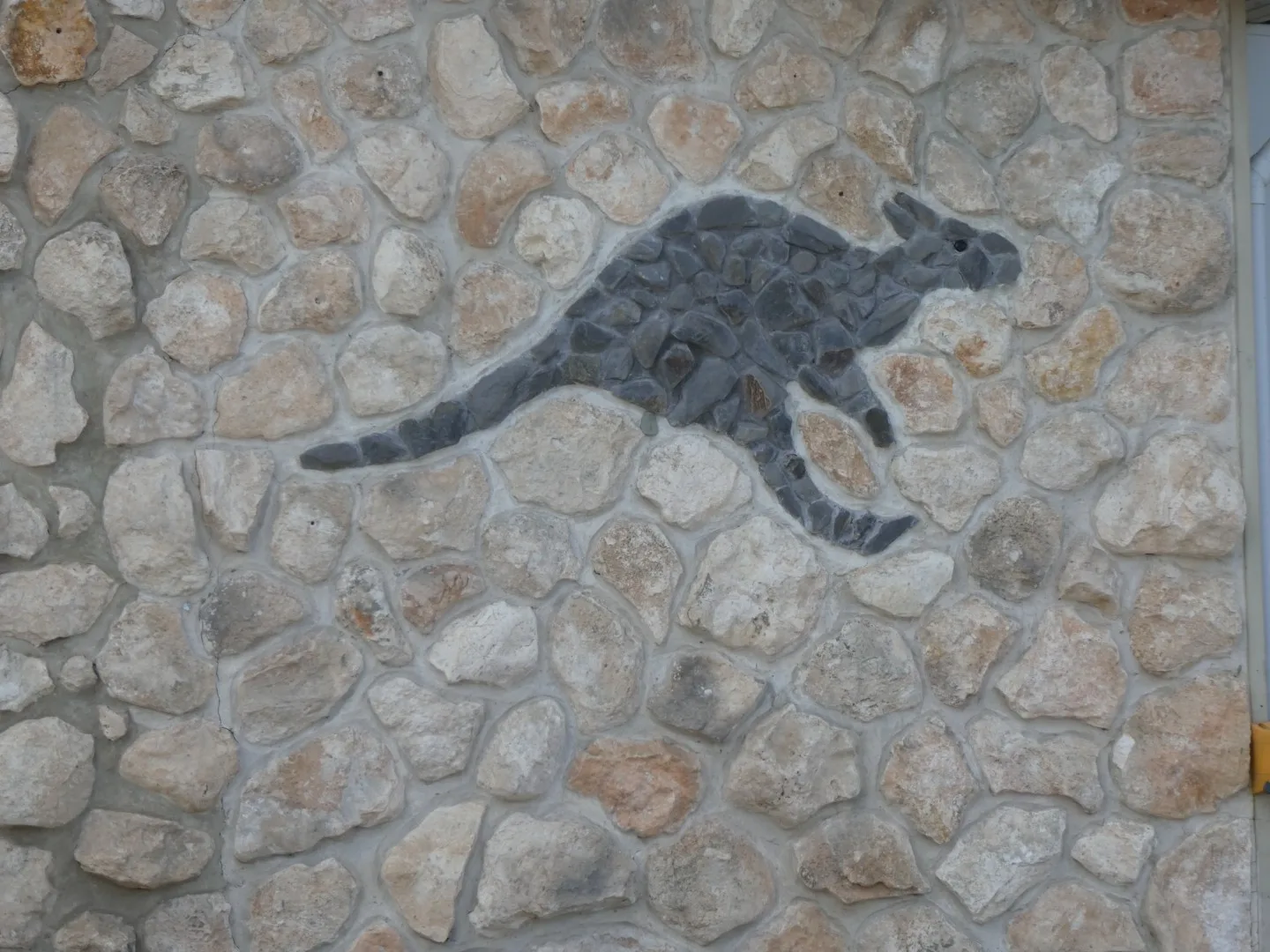 Ein in Stein eingelassenes Känguru-Motiv symbolisiert eindrucksvoll die enge Verbundenheit von Kangaroo Island mit seiner einzigartigen Tierwelt.