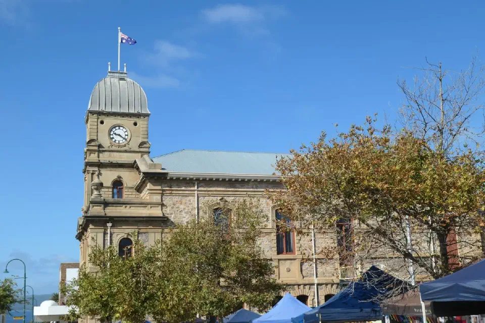 Das historische Rathaus mit seinem markanten Uhrturm prägt das Zentrum von Albany und bildete während unseres Besuchs den Rahmen für einen kleinen, lebendigen Markt.