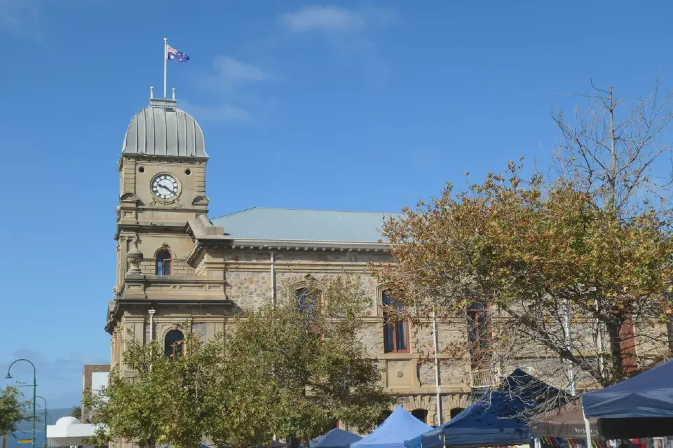 Das historische Rathaus mit seinem markanten Uhrturm prägt das Zentrum von Albany und bildete während unseres Besuchs den Rahmen für einen kleinen, lebendigen Markt.