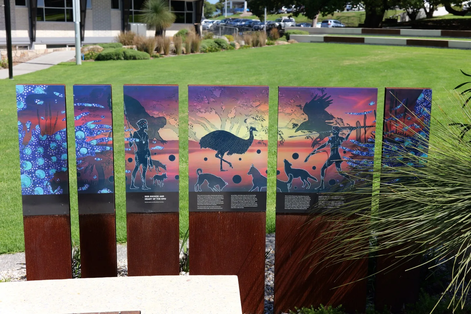 Diese moderne Kunstinstallation greift traditionelle Traumzeitmotive der Aborigines auf und verbindet sie mit einer zeitgenössischen Darstellung.