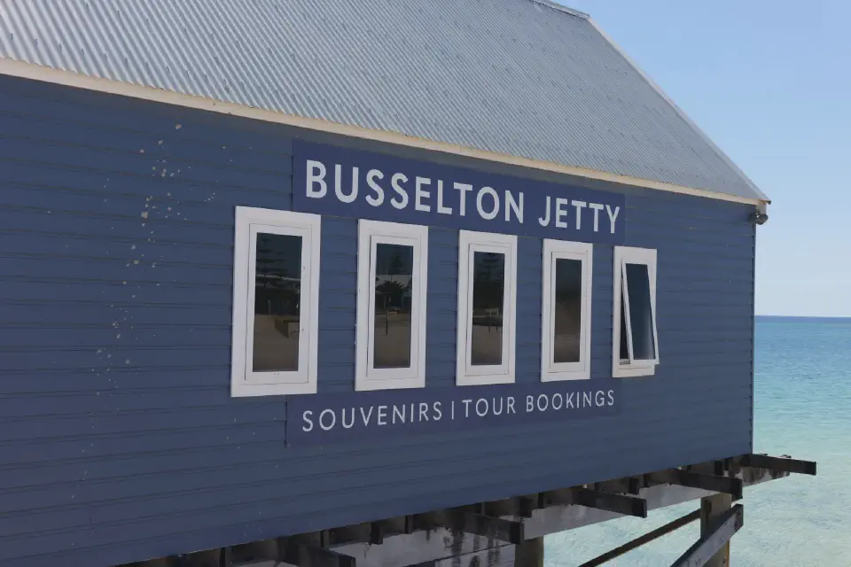 Das blaue Gebäude am Anfang des Busselton Jetty dient als zentraler Anlaufpunkt für Besucher, Souvenirs und Tourbuchungen.