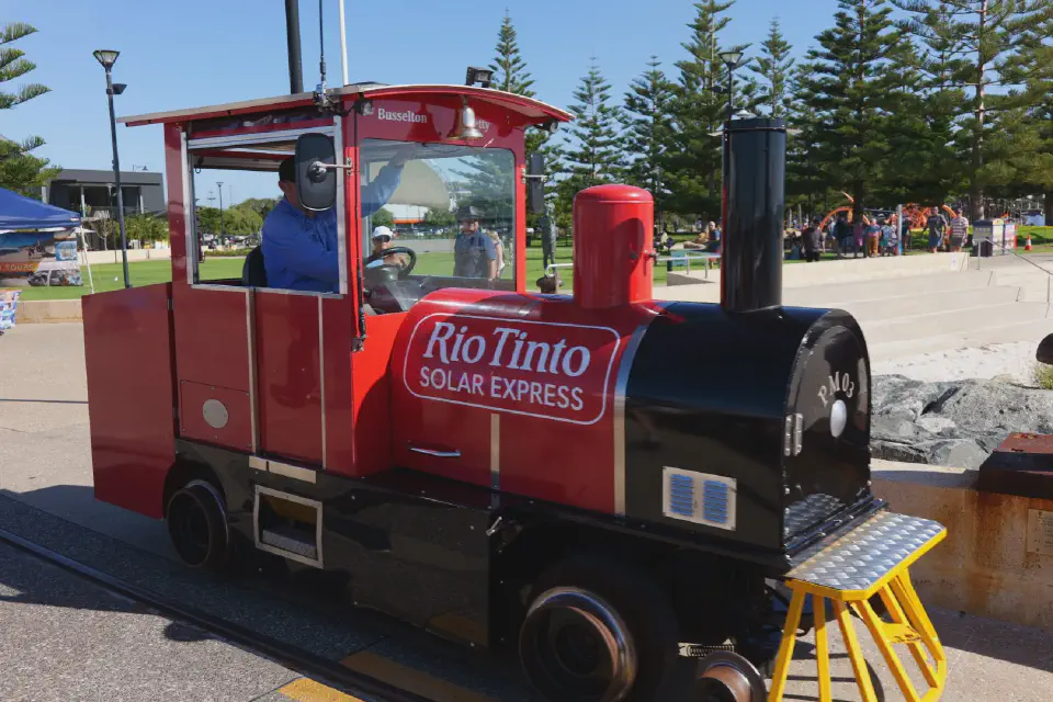 Der rote Jetty Train bringt Besucher gemütlich über fast zwei Kilometer hinaus zum Ende des berühmten Holzstegs.