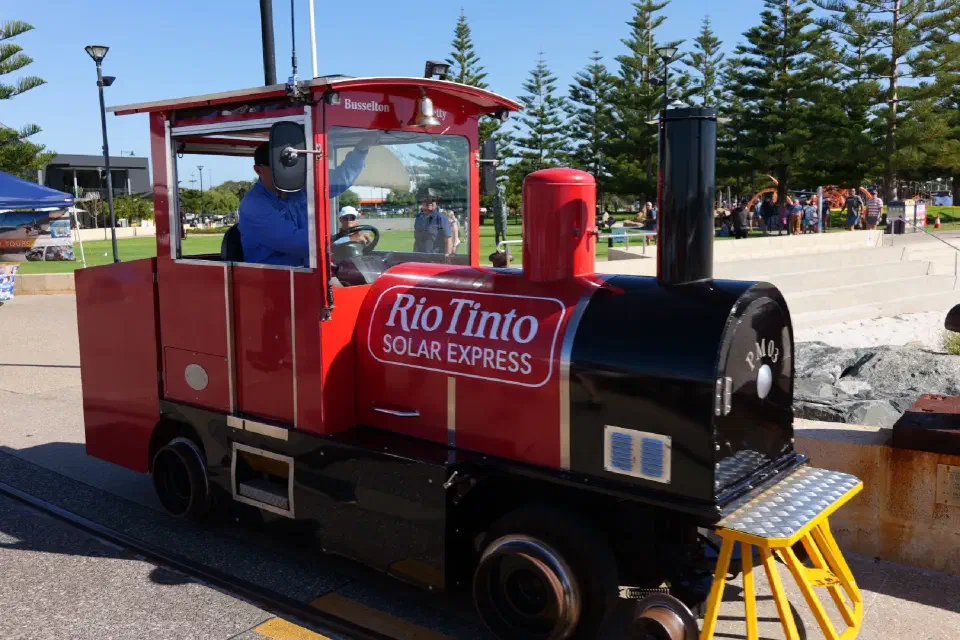 Der rote Jetty Train bringt Besucher gemütlich über fast zwei Kilometer hinaus zum Ende des berühmten Holzstegs.