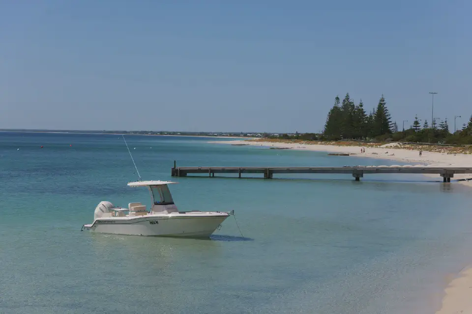 Ruhiges, türkisfarbenes Wasser und helle Sandstrände prägen das entspannte Küstenbild von Busselton.
