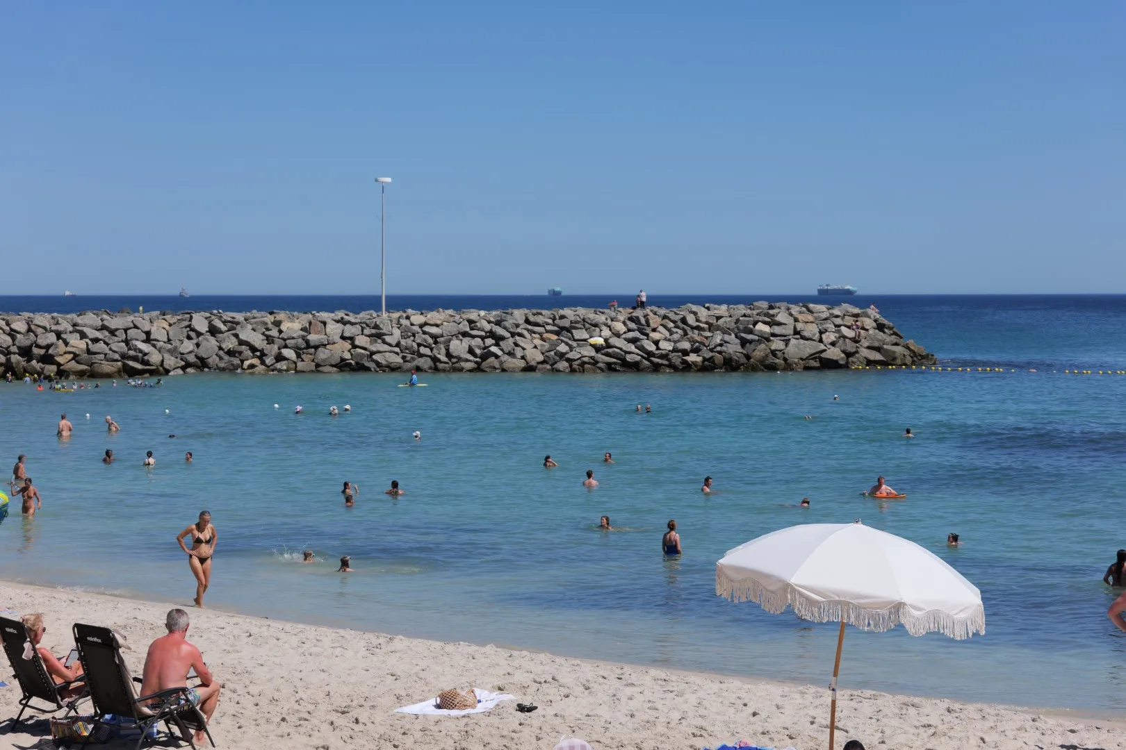 Der beliebte Cottesloe Beach lädt mit hellem Sand und ruhigem Wasser zum Baden und Entspannen ein.