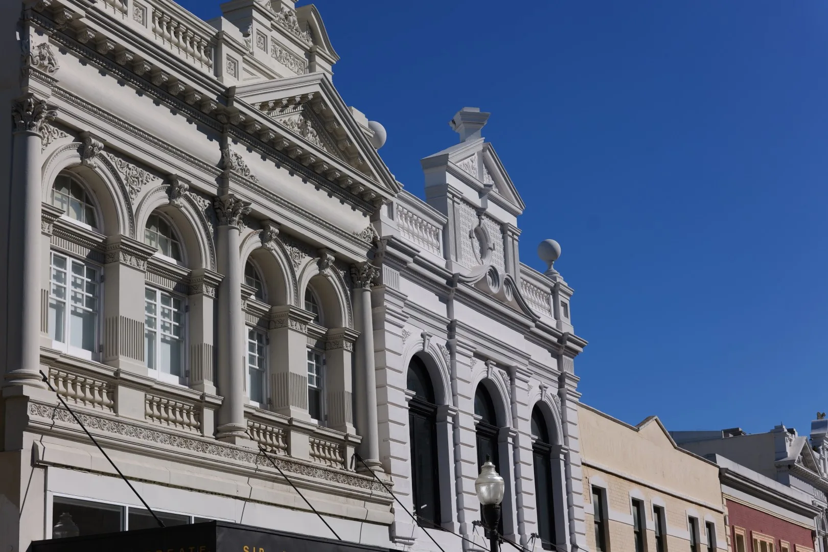 Die reich verzierte Fassade eines historischen Gebäudes spiegelt das koloniale Erbe von Fremantle wider.