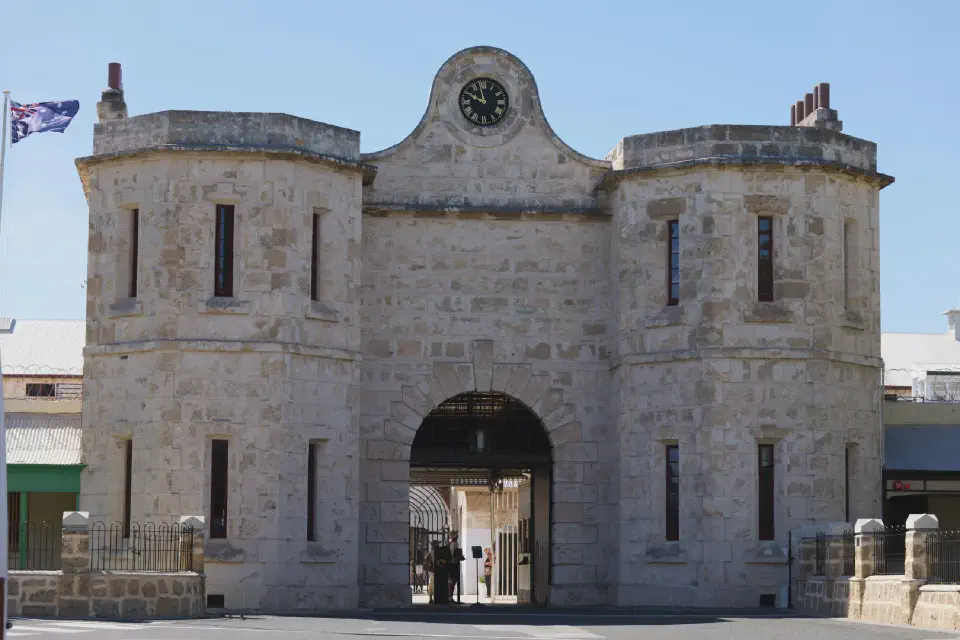 Das massive Eingangsportal der Fremantle Prison steht symbolisch für die harte Geschichte des kolonialen Strafvollzugs in Westaustralien.