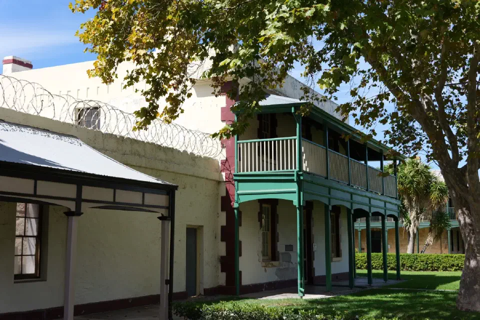 Die historischen Gebäude der Fremantle Prison vermitteln bereits von außen einen eindrucksvollen Eindruck der einstigen Haftanstalt.