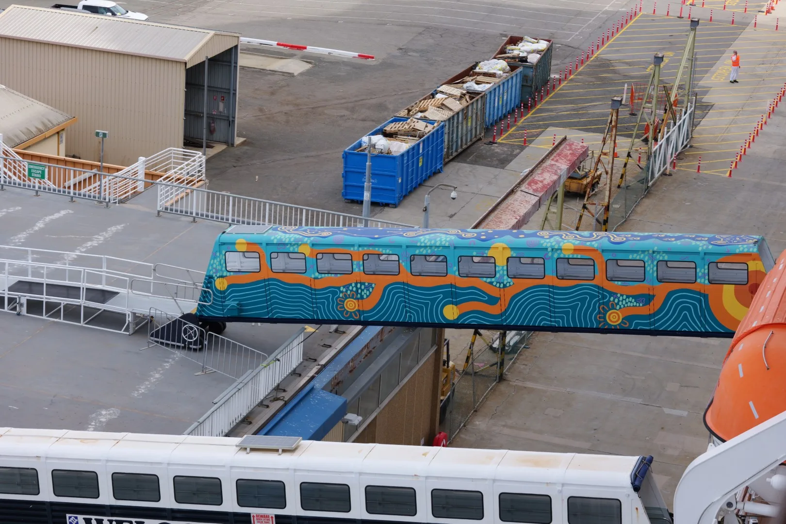 Die farbenfroh gestalteten Brücken verbinden den Hafen bequem mit dem Schiff.