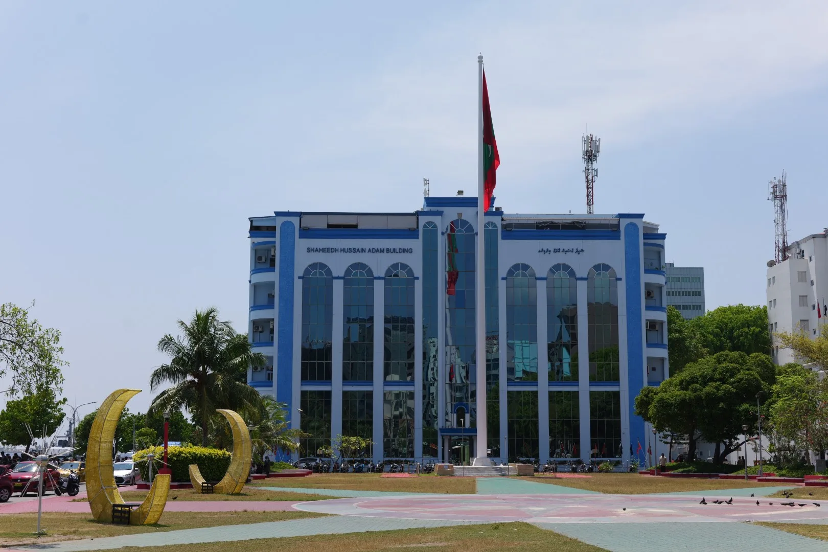 Am Republic Square weht die maledivische Nationalflagge vor modernen Regierungsgebäuden im Herzen der Hauptstadt.
