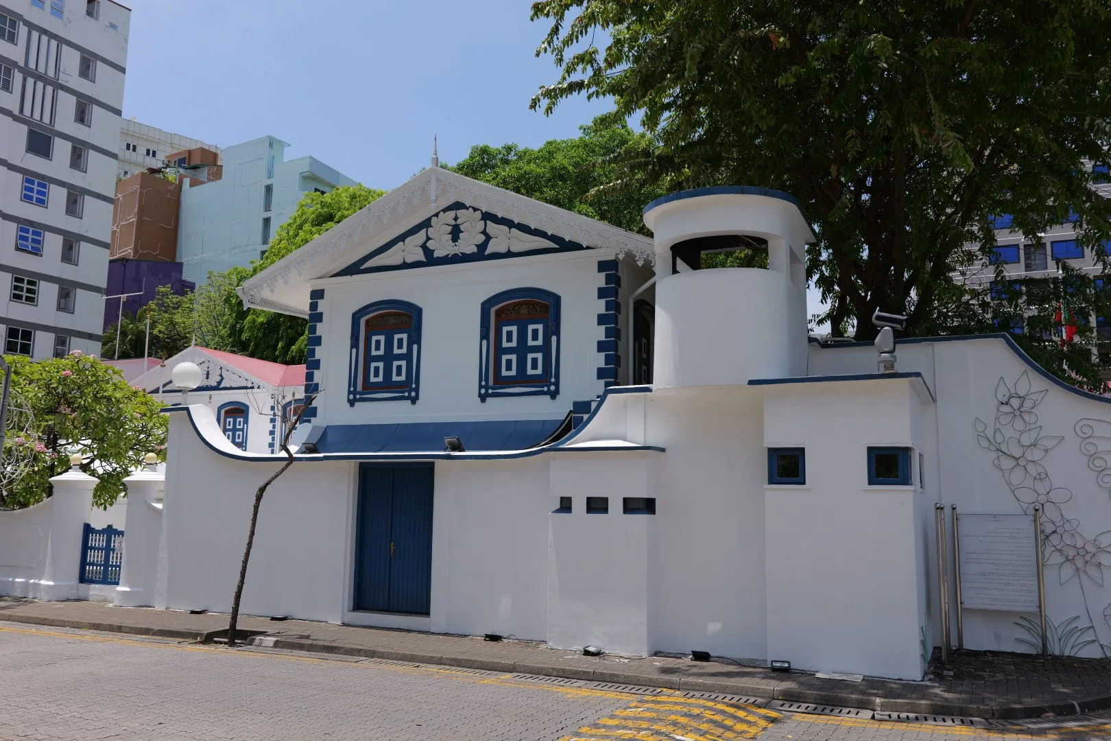 Die Old Friday Mosque beeindruckt mit ihrer schlichten Bauweise und zählt zu den bedeutendsten historischen Sakralbauten der Malediven.