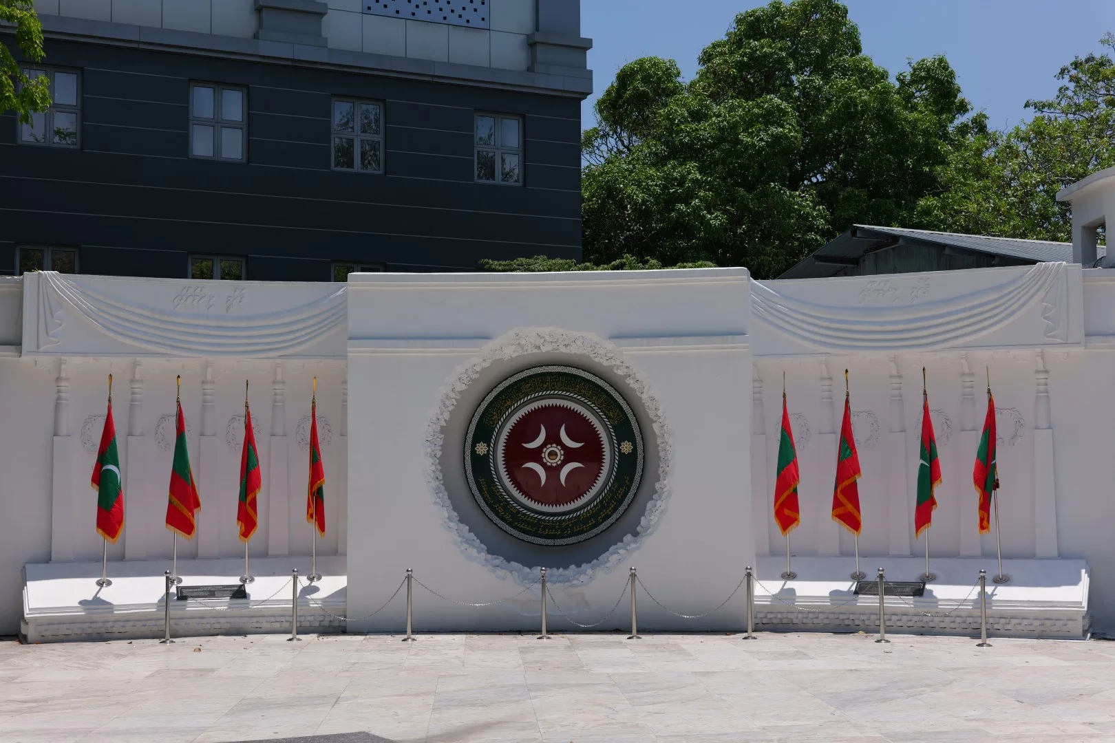 Das Siegesdenkmal in Malé erinnert an die Verteidigung der Malediven und ist ein bedeutendes nationales Symbol der Hauptstadt.