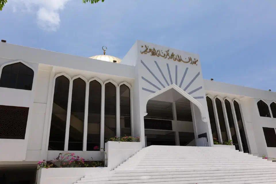 Das Islamic Centre mit der Grand Mosque prägt mit seiner weißen Fassade und goldenen Kuppel das Stadtbild von Malé.